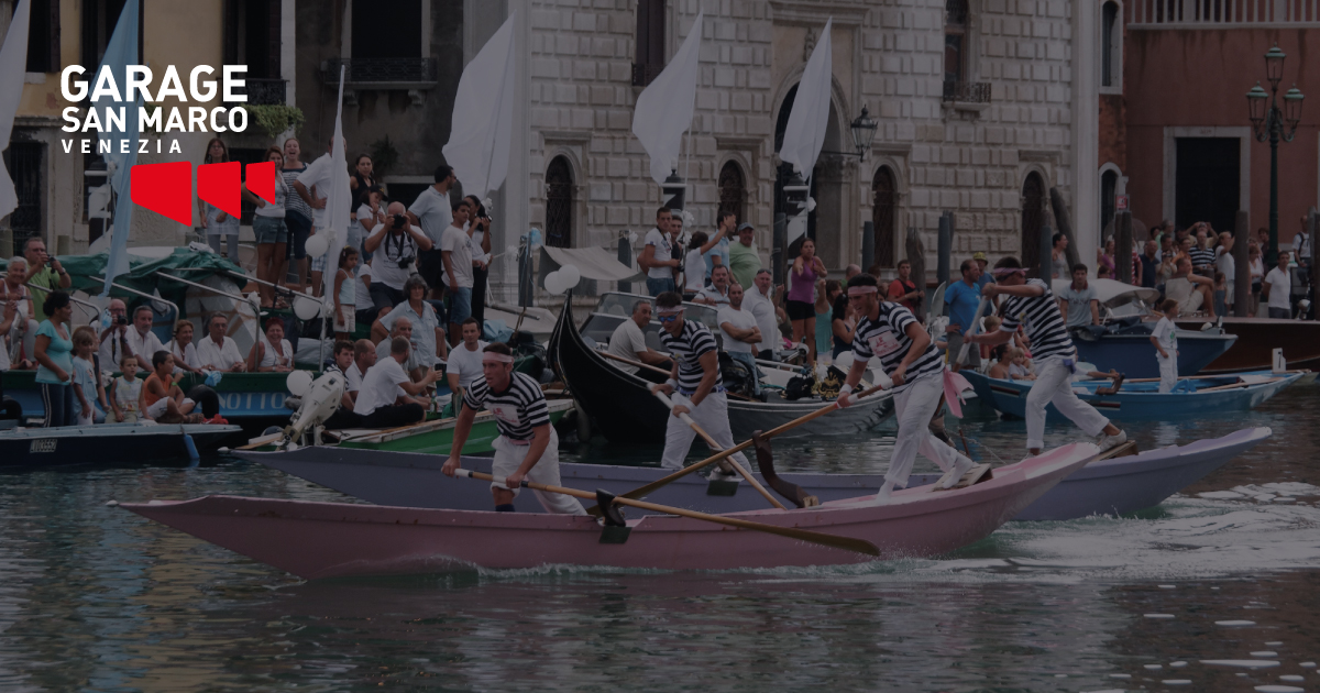 Quien busca aparcamiento para la Regata Histórica de Venecia 2026 puede contar con Piazzale Roma, principal punto de llegada en coche desde tierra firme hacia el centro histórico de Venecia, cómodo para llegar después al Gran Canal en barco o a pie.